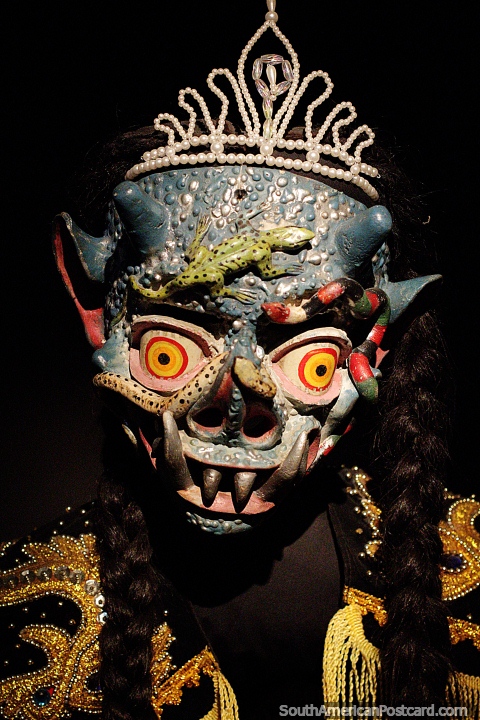 La mscara de China Supay tiene dientes afilados, yeso, principios del siglo XX, museo Musef, La Paz. (480x720px). Bolivia, Sudamerica.