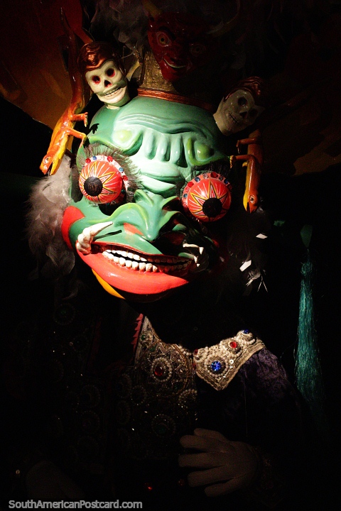 Jacha Tata Danzanti, mscara verde con muchos dientes y ojos grandes, la danza Danzanti, museo Musef, La Paz. (480x720px). Bolivia, Sudamerica.
