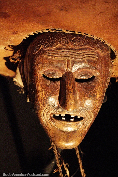Hecho de madera, la mscara de Achu con sombrero de cuero, regin de Beni, mediados del siglo XX, museo Musef, La Paz. (480x720px). Bolivia, Sudamerica.
