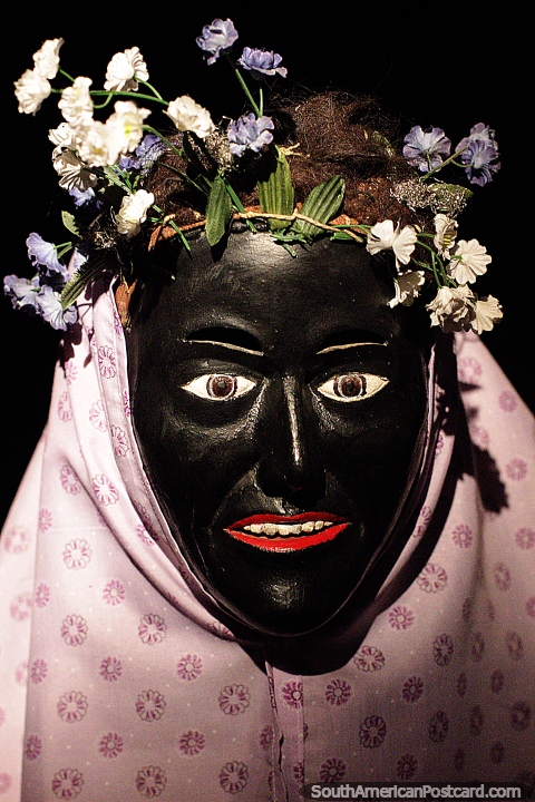 Mscara negra con flores llamada Japutuqui, el baile Los Toritos, regin de Beni, museo Musef, La Paz. (480x720px). Bolivia, Sudamerica.