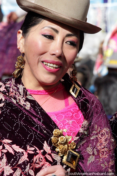 Hermosa dama de sombrero vestida de rosa y morado disfrutando del desfile de El Gran Poder en La Paz. (480x720px). Bolivia, Sudamerica.