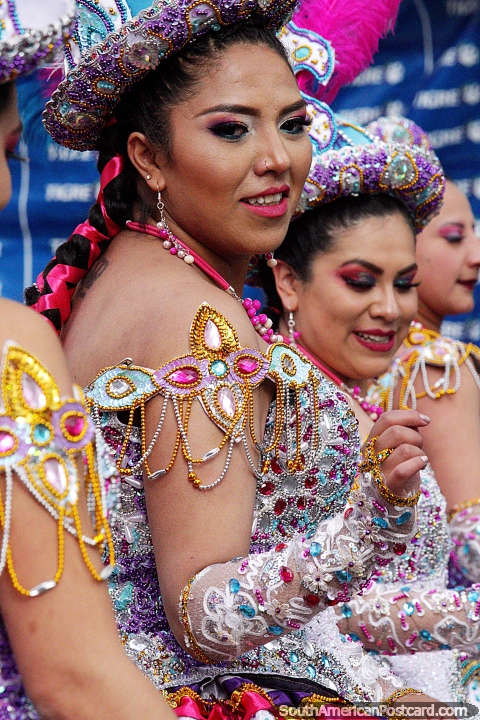 Con atuendos intrincados, estas mujeres bailan por la calle en El Gran Poder, desfile en La Paz. (480x720px). Bolivia, Sudamerica.