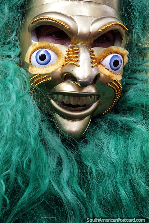 Una sonrisa descarada y ojos muy abiertos, una mscara con cabello largo y verde, desfile de El Gran Poder, La Paz. (480x720px). Bolivia, Sudamerica.