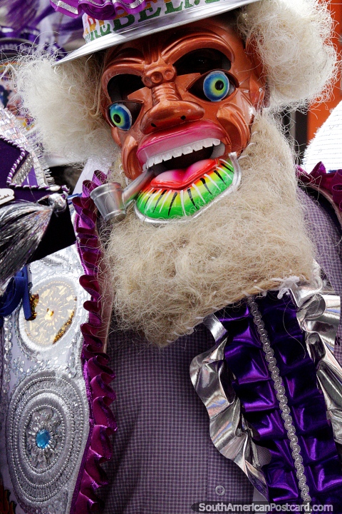 Junio es un buen momento para estar en La Paz por toda la diversin y la emocin del desfile de El Gran Poder con mscaras y disfraces locos. (480x720px). Bolivia, Sudamerica.