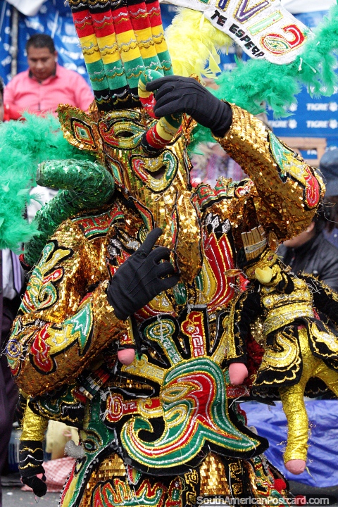 Parece el hombre de hojalata del Mago de Oz, disfraz fantstico en el desfile de El Gran Poder, La Paz. (480x720px). Bolivia, Sudamerica.