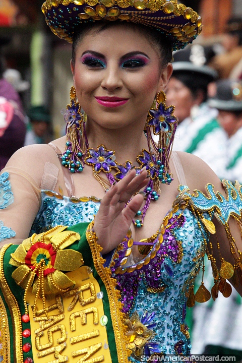 Hermosas mujeres vestidas con grandes atuendos vistos en el desfile de El Gran Poder en La Paz. (480x720px). Bolivia, Sudamerica.