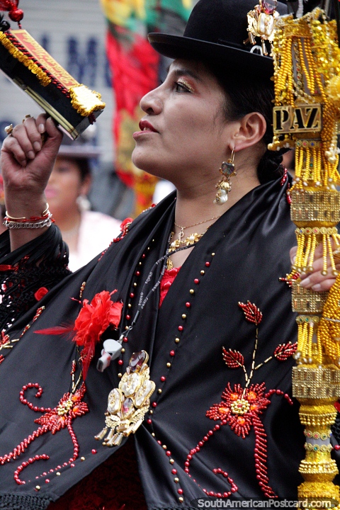 Mujer vestida de negro con flores bordadas celebra en el desfile de El Gran Poder en La Paz. (480x720px). Bolivia, Sudamerica.