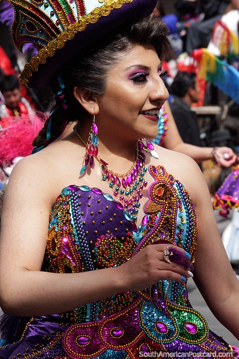 Um vestido bordou com contas e um bonito colar, esta mulher dana no festival de El Gran Poder de La Paz. (480x720px). Bolvia, Amrica do Sul.