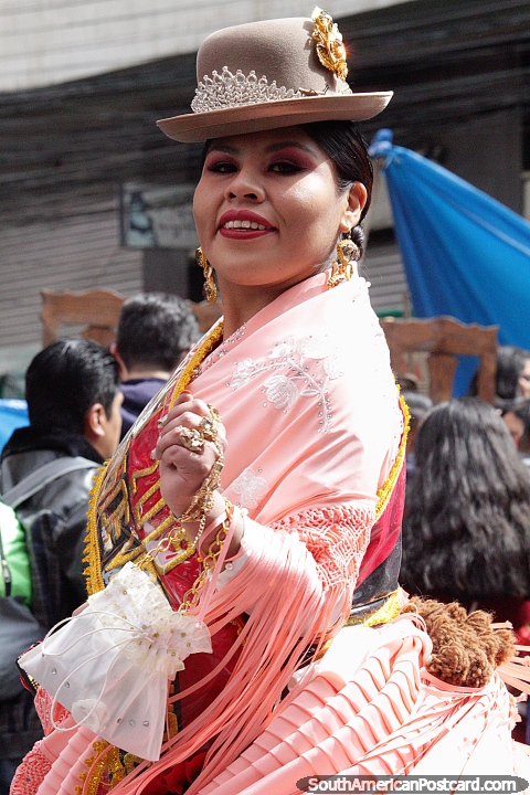 Grande sorriso de uma das bonitas senhoras de chapu de La Paz na pompa de El Gran Poder. (480x720px). Bolvia, Amrica do Sul.