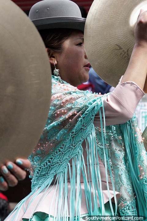 Golpeando los platillos, las mujeres de La Paz marchan por la calle en el desfile de El Gran Poder. (480x720px). Bolivia, Sudamerica.