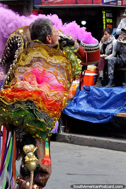 Una columna de humo prpura explota del bote y un escandaloso disfraz en el festival El Gran Poder, La Paz. (480x720px). Bolivia, Sudamerica.