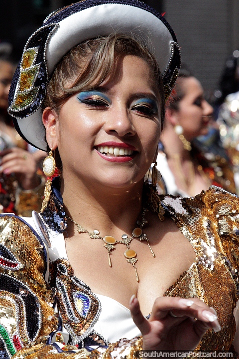 Luz solar e sorrisos mais felizes em uma grande ocasio em La Paz, festival de El Gran Poder. (480x720px). Bolvia, Amrica do Sul.