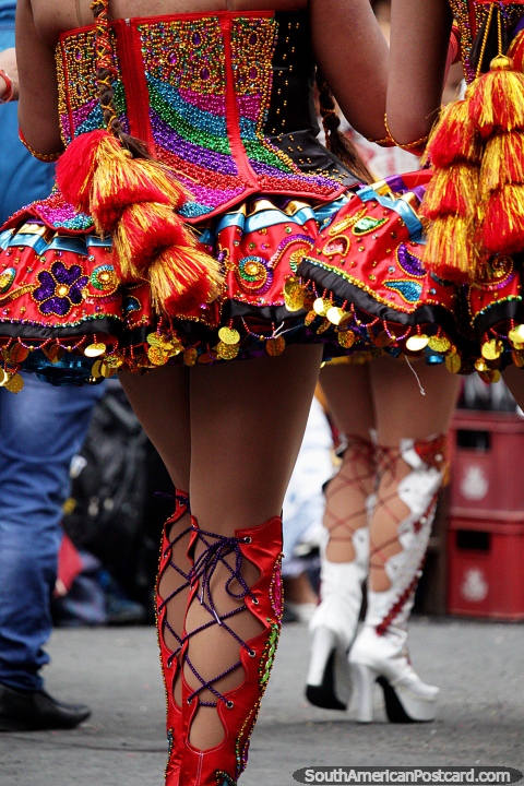 Piernas y vestidos coloridos usados por las mujeres en el gran festival El Gran Poder en La Paz. (480x720px). Bolivia, Sudamerica.
