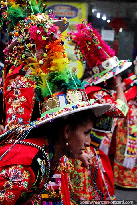 Fiesta de sombrereros locos, sombreros de Hollywood, no de Bolivia, sombreros de tecnicolor en El Gran Poder, La Paz. (480x720px). Bolivia, Sudamerica.