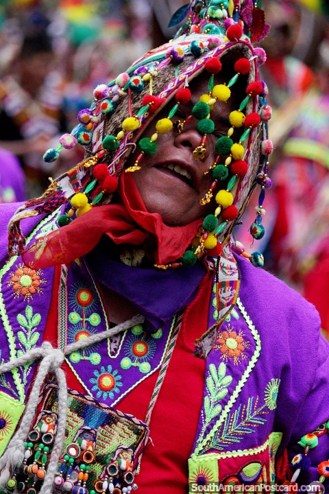 Con pequeas bolas de fieltro de colores colgando alrededor de su cabeza, este bailarn se encuentra en trance en el festival El Gran Poder en La Paz. (480x720px). Bolivia, Sudamerica.