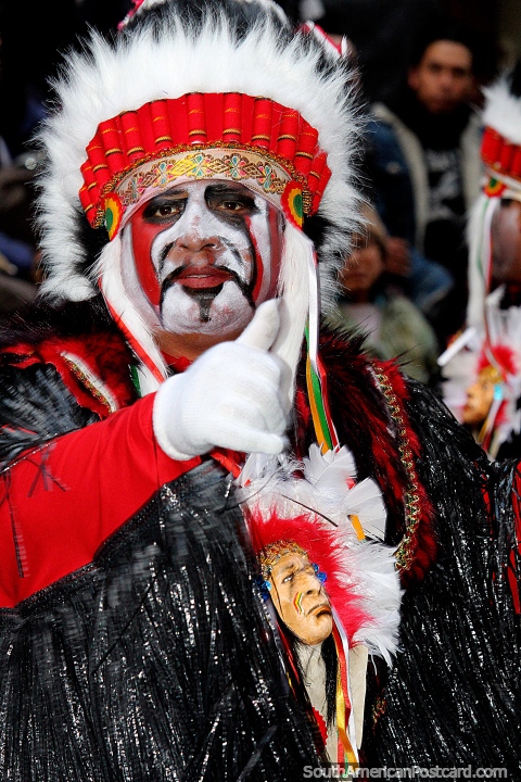 Índio com cara pintada e decorado de traje cheio, polegares no festival de El Gran Poder, La Paz. (480x720px). Bolvia, Amrica do Sul.