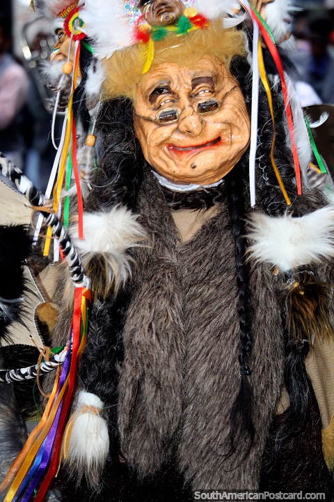 Abuelo vestido con pieles, mscaras y disfraces, loco y divertido, festival El Gran Poder, La Paz. (480x720px). Bolivia, Sudamerica.