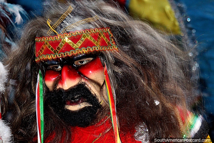 Mscara peluda y barbuda, como un guerrero, una diadema roja, el festival El Gran Poder en La Paz. (720x480px). Bolivia, Sudamerica.