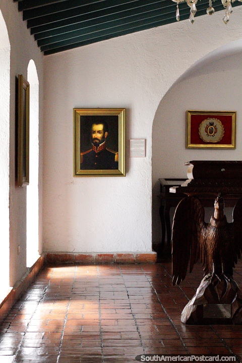 Quarto de pinturas e itens antigos de histria em monitor no Casa da Libertad em Sucre. (480x720px). Bolvia, Amrica do Sul.