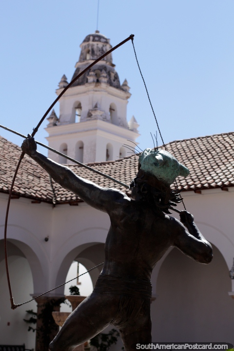 Hombre con arco y flecha, una escultura en el patio de la Casa de la Libertad en Sucre. (480x720px). Bolivia, Sudamerica.