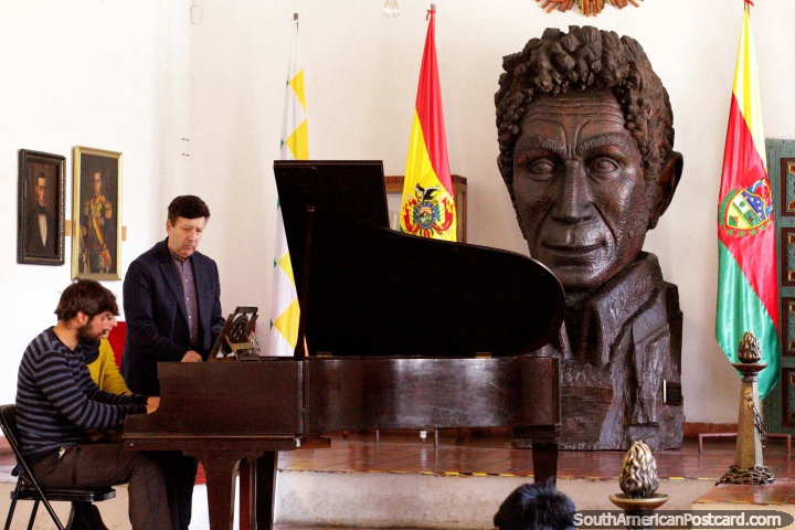 Huge bronze head of the founder of Bolivia - Simon Bolivar in a room with a piano at the Casa de la Libertad in Sucre. (720x480px). Bolivia, South America.