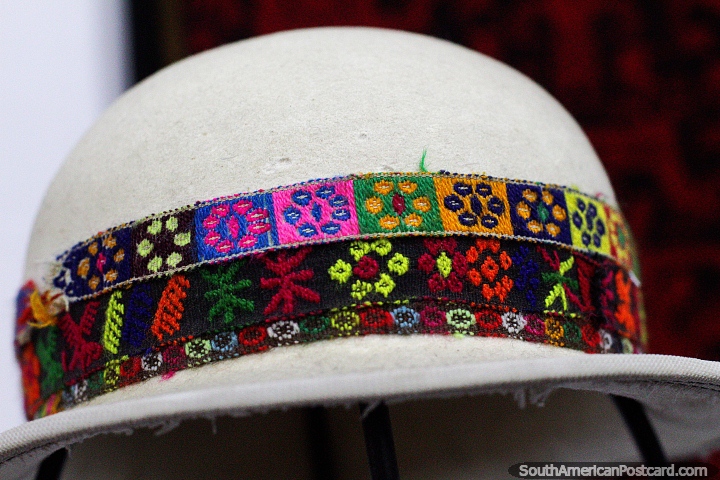 Sombrero blanco con coloridas bandas de patrones a su alrededor en el museo de arte textil (Cetur) en Sucre. (720x480px). Bolivia, Sudamerica.