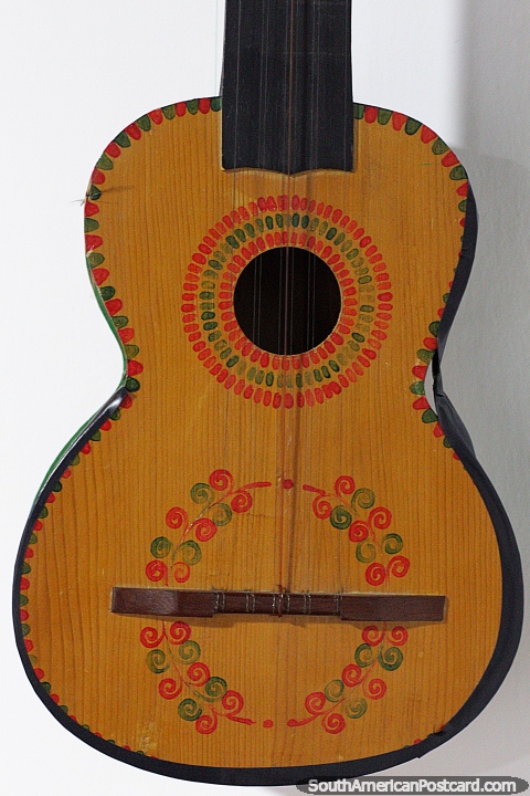 Una guitarra antigua con patrones rojos y verdes en exhibicin en el museo de arte textil (Cetur) en Sucre. (480x720px). Bolivia, Sudamerica.