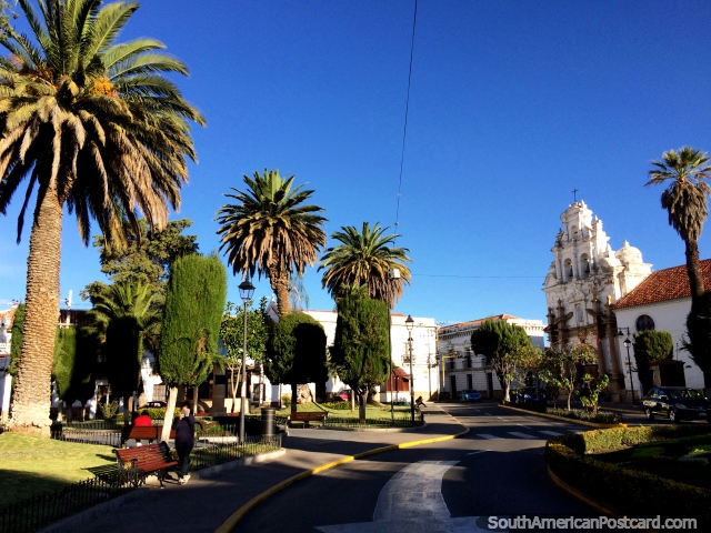 Hermosas palmeras y el hospital y iglesia de Santa Brbara en Sucre. (640x480px). Bolivia, Sudamerica.