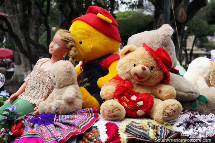 Winnie-the-Pooh y sus amigos se sientan en los techos de los autos para celebrar a la Virgen de Guadalupe en Sucre. (720x480px). Bolivia, Sudamerica.