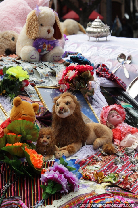 Leones marrones, muecas y juguetes, coches decorados en Sucre para la fiesta de la Virgen de Guadalupe. (480x720px). Bolivia, Sudamerica.
