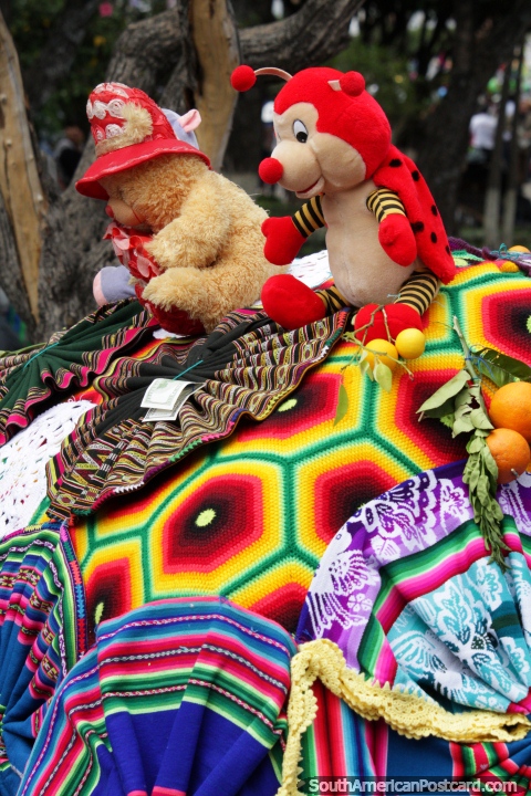 Brinquedos fofos coloridos, carros decorados em setembro em Sucre da Virgem da Guadalupe. (480x720px). Bolvia, Amrica do Sul.