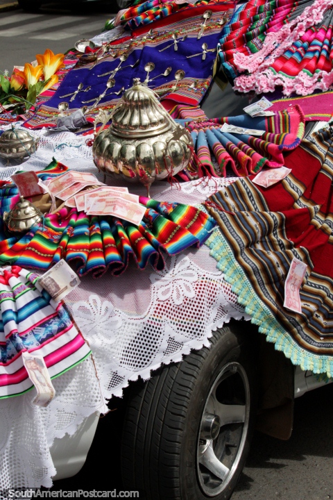 Urnas de prata e mantas coloridas tradicionais, um carro decorado em Sucre da Virgem da Guadalupe. (480x720px). Bolvia, Amrica do Sul.