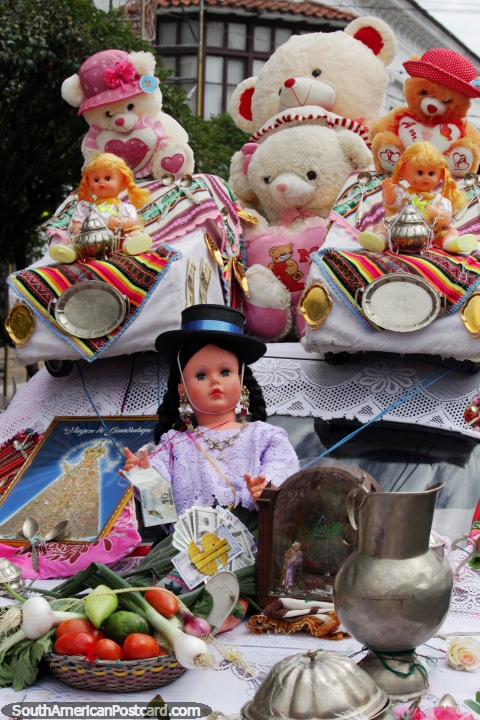 Muecas y osos, verduras y ofrendas, el festival de la Virgen de Guadalupe en Sucre en Septiembre. (480x720px). Bolivia, Sudamerica.