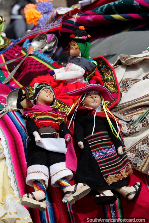Cap de un coche decorado con pequeas muecas tradicionales en Sucre, fiesta de la Virgen de Guadalupe. (480x720px). Bolivia, Sudamerica.