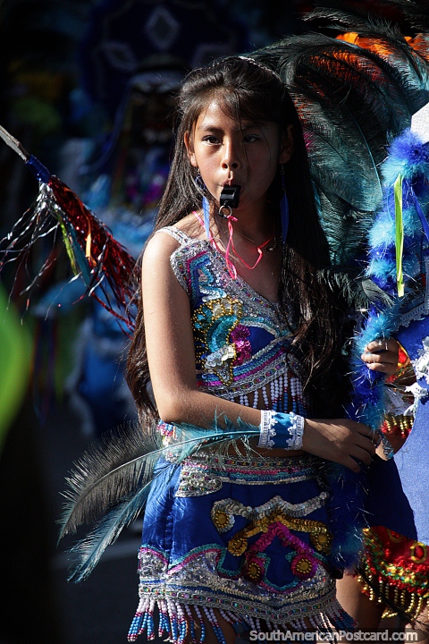 A bela moça no vestido tradicional fantástico leva um apito na pompa de El Gran Poder em Sucre. (480x720px). Bolívia, América do Sul.