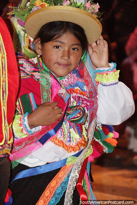 Jovencita con un sombrero de flores y un intrincado vestido de diseo en el desfile de El Gran Poder en Sucre. (480x720px). Bolivia, Sudamerica.