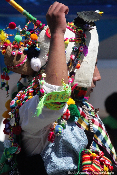 Traje e chapu que apresenta muitas bolas sentidas, 2o dia de pompa de El Gran Poder em Sucre. (480x720px). Bolvia, Amrica do Sul.