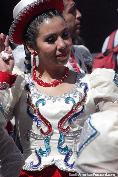 Mulher em um equipamento branco, vermelho e azul com chapu, bailarino em pompa de El Gran Poder em Sucre. (480x720px). Bolvia, Amrica do Sul.
