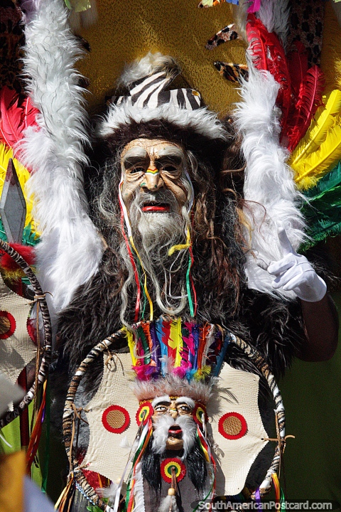 Las mscaras y los disfraces se vuelven ms elaborados y sorprendentes en el da 2 del desfile de El Gran Poder en Sucre, un anciano con plumas. (480x720px). Bolivia, Sudamerica.