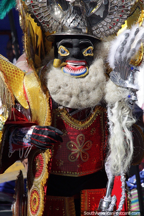 Espetacular moda, as máscaras e os trajes tradicionais fazem a pompa de El Gran Poder em Sucre uma vista fantástica. (480x720px). Bolívia, América do Sul.