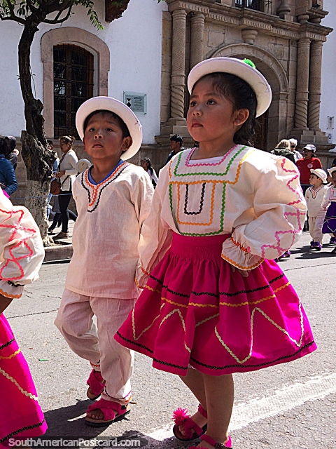 2 crianças jovens vestidas para a pompa de Gran Poder de Sucre. (480x640px). Bolívia, América do Sul.