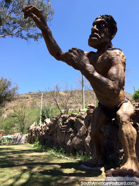 Enorme estatua de un hombre de las cavernas ubicada en Yotala, en el campo, a las afueras de Sucre. (480x640px). Bolivia, Sudamerica.