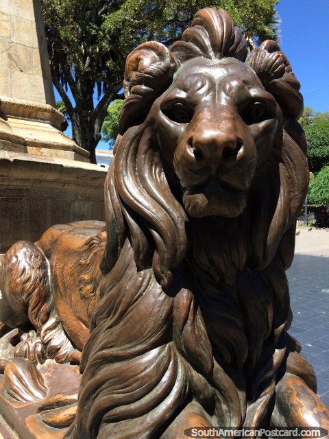 Grande leão de bronze no centro da praça pública em Sucre. (480x640px). Bolívia, América do Sul.