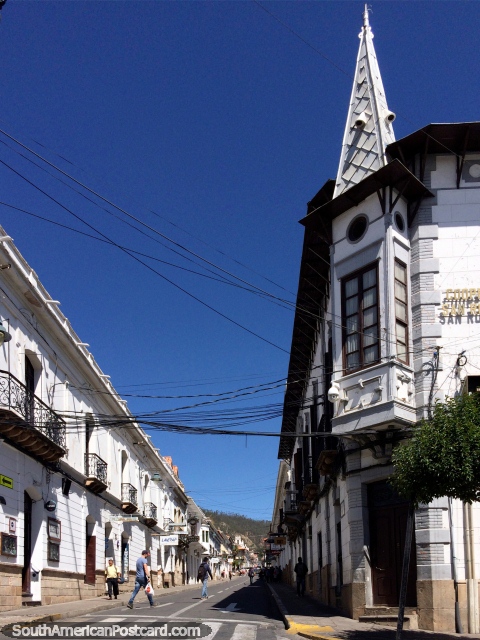 Torre branca e edifcios no canto da praa pblica principal em Sucre. (480x640px). Bolvia, Amrica do Sul.