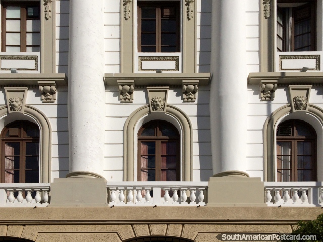 Puertas arqueadas con balcones y una fachada con leones, al costado del Palacio de Justicia en Sucre. (640x480px). Bolivia, Sudamerica.