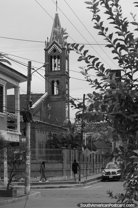 Parquia San Pedro Apostol, igreja de tijolos fundada em 1942 em Yacuiba. (480x720px). Bolvia, Amrica do Sul.