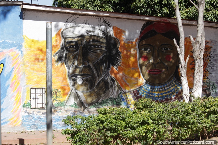 Arte de rua colorida de um par de figuras ao redor da Praa San Antonio em Camiri. (720x480px). Bolvia, Amrica do Sul.