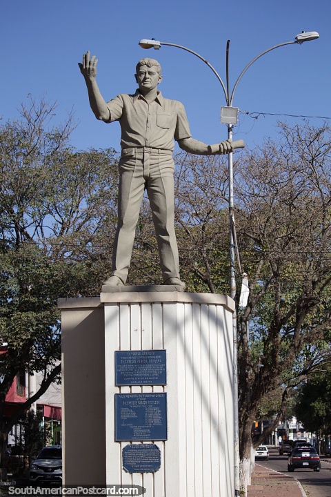 Dr. Enrique Parada Aguilera, patriota, esttua em Camiri. (480x720px). Bolvia, Amrica do Sul.