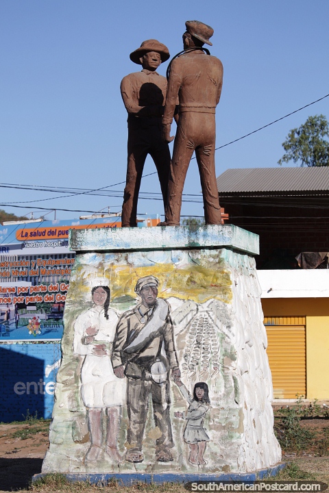 Paz no Chaco desde 14 de junho de 1935, orgulhoso monumento de amizade em Camiri. (480x720px). Bolvia, Amrica do Sul.