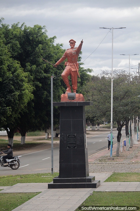 Bem-vindo a Cabezas, localidade ao sul de Santa Cruz, monumento militar. (480x720px). Bolvia, Amrica do Sul.